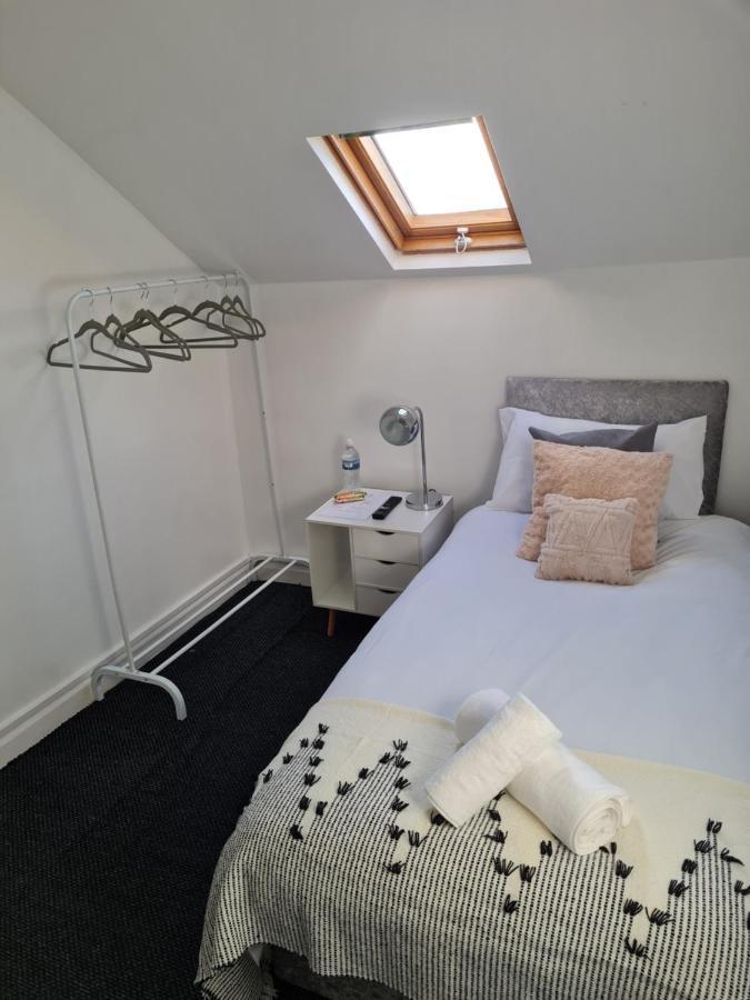 Shm Stays Hs2 Workers Great For Long Term Stays & Short Stays, 15 Min Drive To City Centre & Airport 2 Min Walk To Shops And Train Station Birmingam Exterior foto